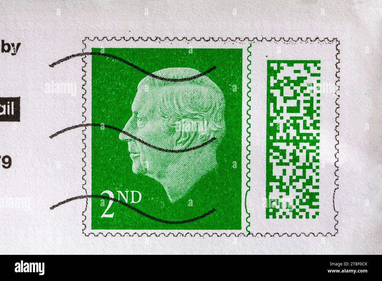 Grüner Stempel 2. Klasse, Stempel 2. Klasse mit Kopf von König Karl III., auf Umschlag geheftet - Stempel mit Barcode UK 2023 Stockfoto