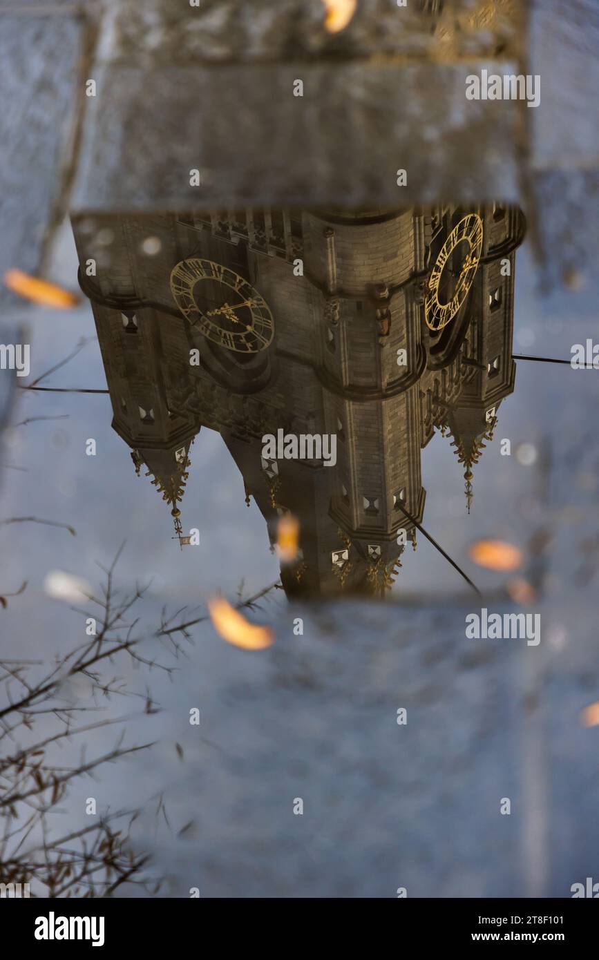 Reflexion des höchsten Teils des Uhrenturms regnerischer Wintertag. Gent, Belgien Stockfoto