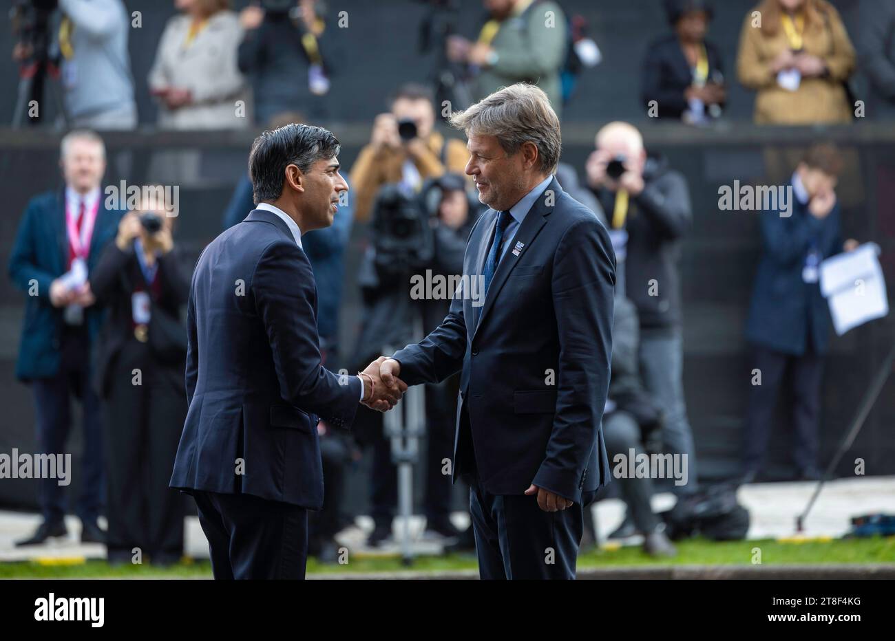 BLETCHLEY PARK, BUCKINGHAMSHIRE, ENGLAND, Vereinigtes Königreich - 02. November 2023 - der britische Premierminister Rishi Sunak trifft sich mit Robert Habeck, Vizekanzler von Deutschland o Stockfoto
