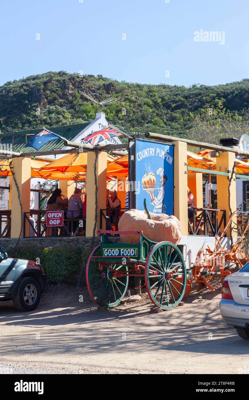 Touristen essen im beliebten Country Pumpkin Restaurant, Barrydale, Little Karoo, Western Cape, Südafrika Stockfoto