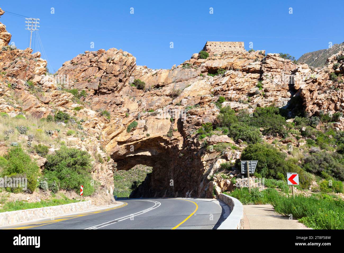 Straßentunnel durch Felsformation bei Montagu, Cogmanskloof Pass, R62, Westkap, Südafrika mit Ruinen des britischen Fort aus dem Zweiten Burenkrieg Stockfoto