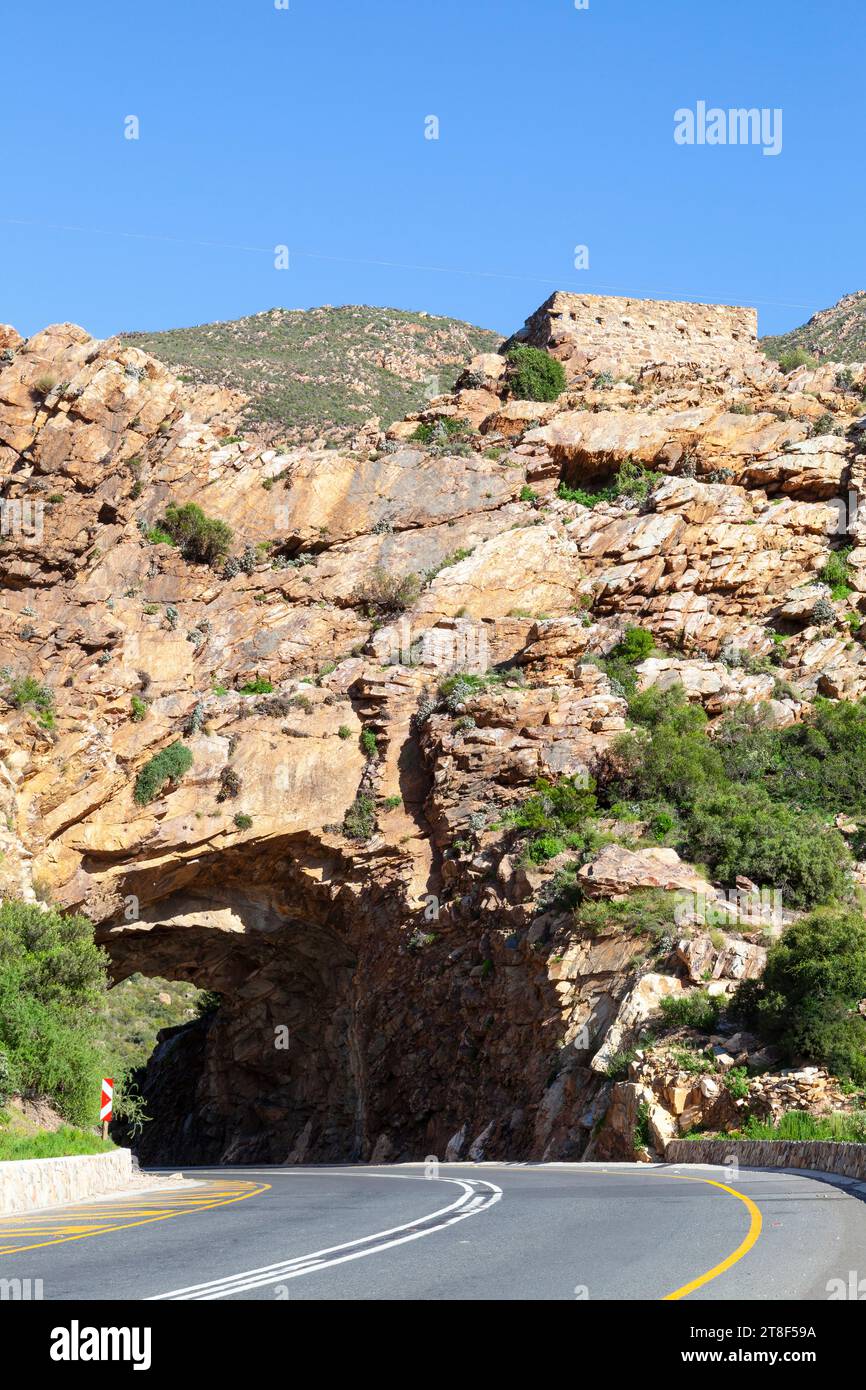 Straßentunnel durch die Felsen und die Ruine des British Fort, Cogmanskloof Pass durch die Cape Fold Mountains, nahe Montagu, Westkap, Südafrika Stockfoto