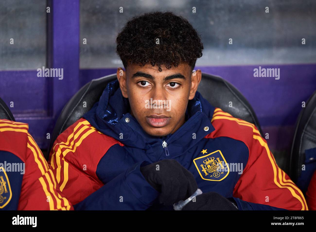Lamine Yamal aus Spanien sieht sich beim Qualifikationsspiel zur UEFA