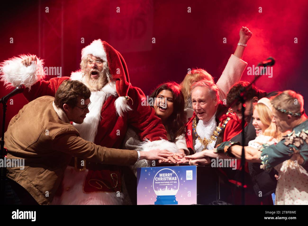 Dana Conway (Great British Bake Off) am Southend on Sea Weihnachtsbeleuchtung in der High Street der Stadt, mit dem Bürgermeister und dem Weihnachtsmann Stockfoto