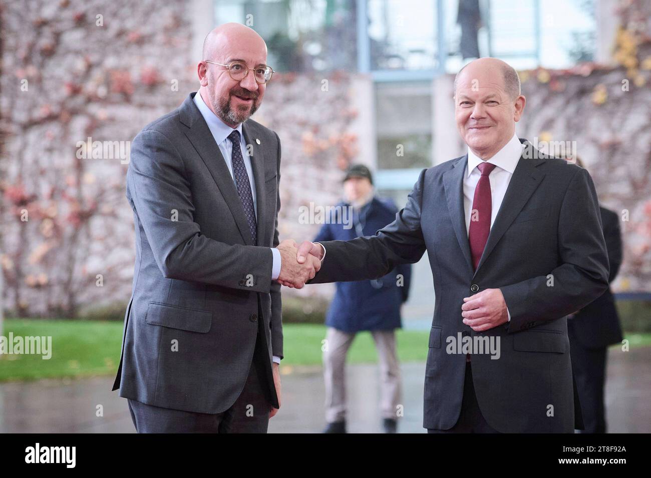 Berlin, Vorfahrt der Teilnehmer zum Compact with Africa im Bundeskanzleramt Bundeskanzler Olaf Scholz SPD begrüßte Charles Michel Präsident des Europäischen Rates im Rahmen des Compact with Africa am 20.11.2023 im Bundeskanzleramt in Berlin. Berlin Bundeskanzleramt Berlin Deutschland *** Berlin, Vormarsch der Teilnehmer zum Pakt mit Afrika im Bundeskanzleramt Bundeskanzler Olaf Scholz SPD begrüßt Charles Michel Präsidenten des Europäischen Rates zum Pakt mit Afrika am 20. 11 2023 im Bundeskanzleramt Berlin Berlin Bundeskanzleramt Berlin Deutschland Stockfoto