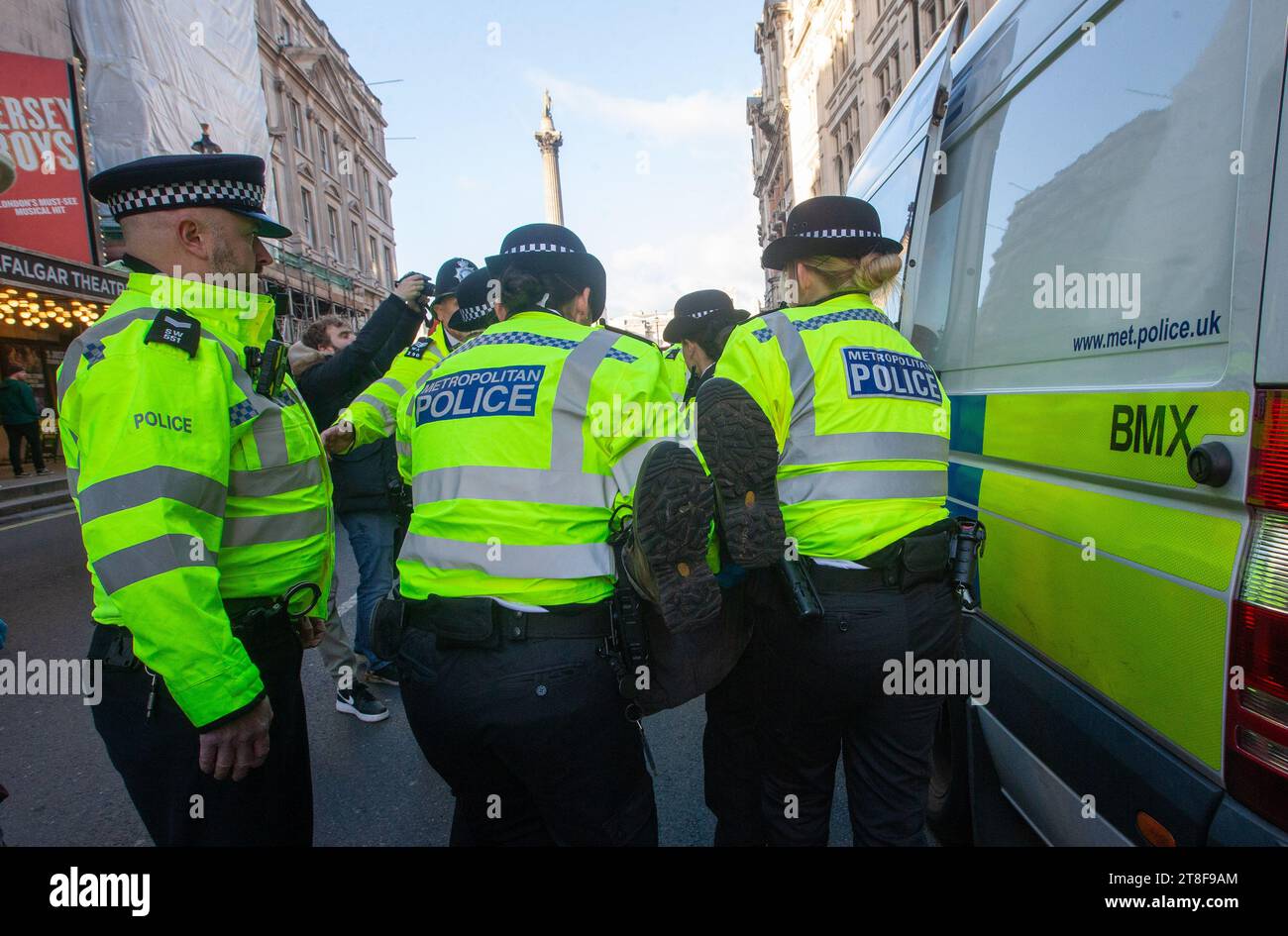 London, England, Großbritannien. November 2023. Metropolitan Polizisten stoppten und verhafteten Just Stop Ölaktivisten, die versuchten, auf der Straße in Whitehall zu marschieren. (Kreditbild: © Tayfun Salci/ZUMA Press Wire) NUR REDAKTIONELLE VERWENDUNG! Nicht für kommerzielle ZWECKE! Stockfoto