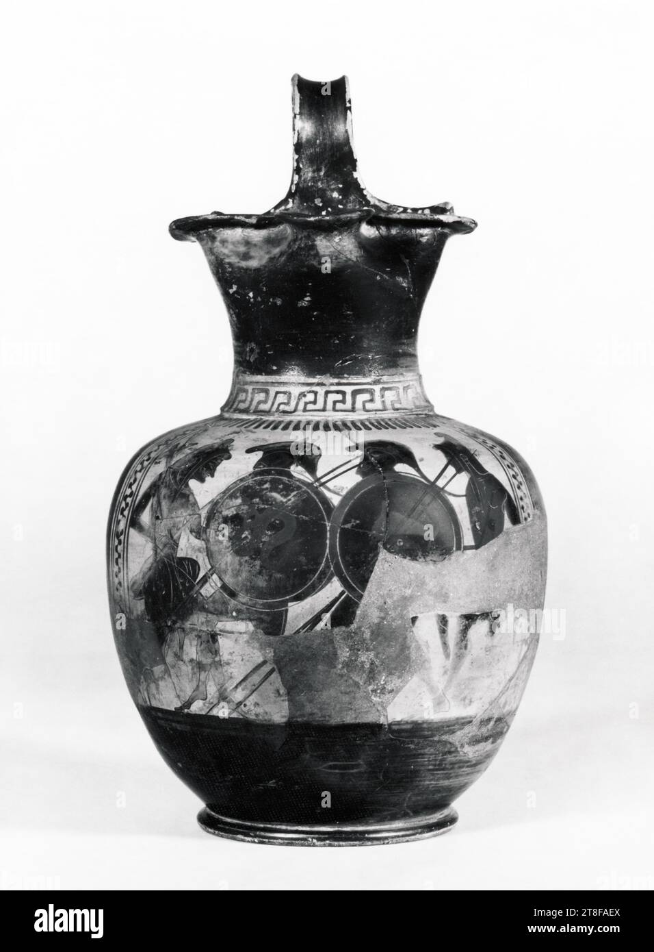 Oinochoe mit zwei Kriegern und zwei Schyths, ca. 510 v. Chr., Behälter, Pitcher, Oenochoe, Schwarzfigurentechnik, gefeuert, modelliert, Höhe 24,7 cm, [Grafitto], Keramik, Keramik, Griechisch, archaische Zeit (600 v. Chr. - 480 v. Chr.) Stockfoto