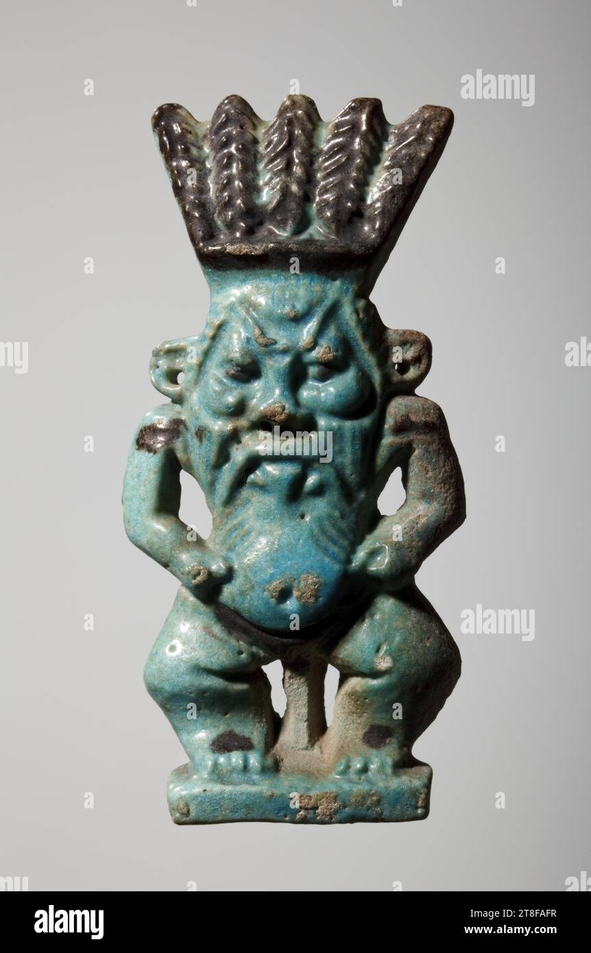 Statuette von Bes, nicht früher als 664 v. Chr., Skulptur, Statuette, diese Fayence-Statuette repräsentiert den ägyptischen Zwerggott Bes. Er ist mit Löwenohren, Schwanz und Mähne dargestellt und trägt eine Federkrone. Er hat ein maskenähnliches Gesicht mit der Zunge. Ein Haken auf der Rückseite der Figur zeigt an, dass sie aufgehängt werden sollte. BES wird oft mit Messern oder Schwertern in der Hand dargestellt und in einer etwas schöneren Version als Musiker mit Tamburin oder Leier. Trotz seines wilden Aussehens war er ein guter Mann Stockfoto
