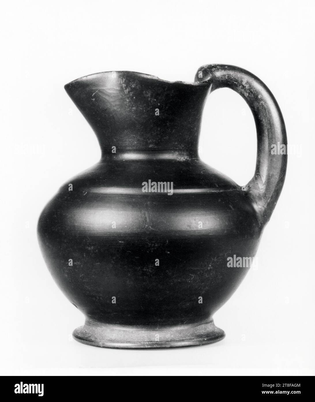 Oinochoe, 600 v. Chr. - 550 v. Chr., Behälter, Pitcher, Oenochoe, Bucchero, befeuert, modelliert, Höhe 14,4 cm, Keramik, Etrusker (720 v. Chr. - 89 Stockfoto