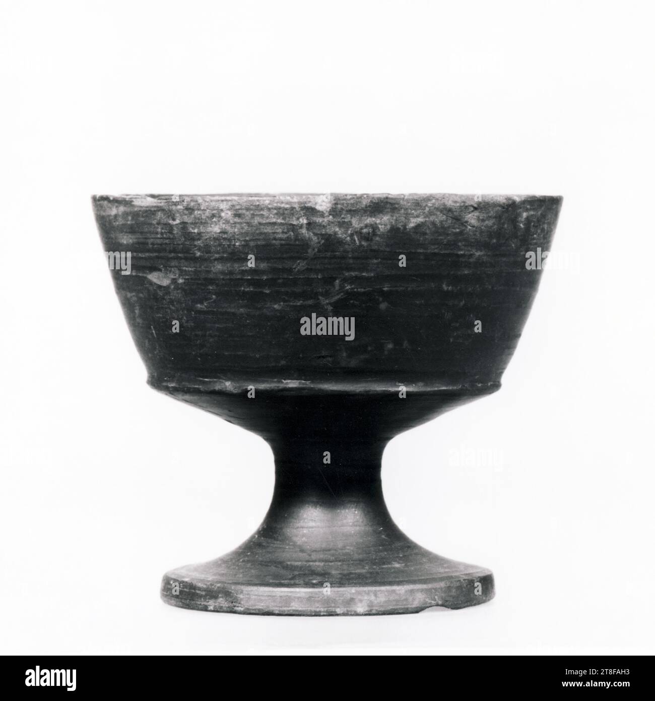 Kelch, 525 v. Chr. - 475 v. Chr., Behälter, Becher, Bucchero, gefeuert, modelliert, Höhe 10,2 cm, Töpferwaren, Keramik, etruskisch (720 v. Chr. - 89 Stockfoto