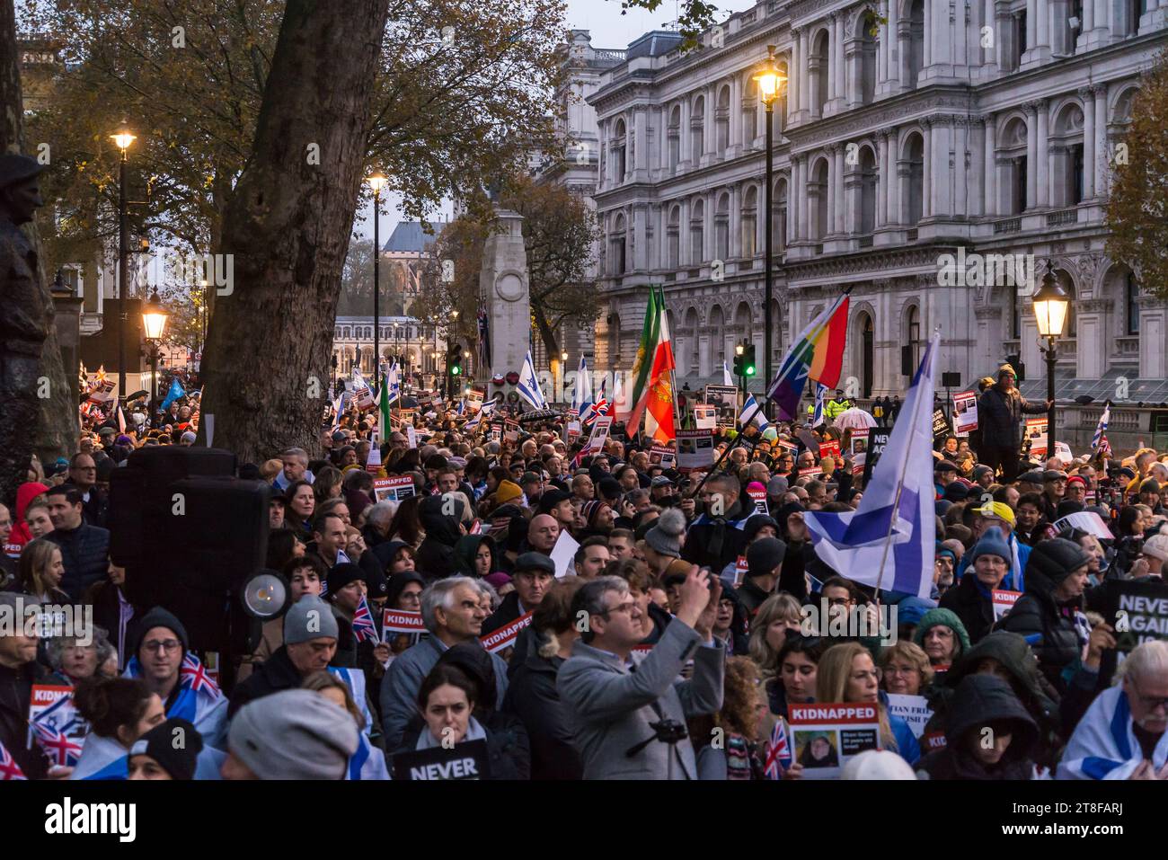"Never Again is Now" ist eine Gebets- und Protestveranstaltung in Whitehall, um Solidarität mit dem jüdischen Volk auszudrücken und sich gegen Antisemitismus zu wehren. Stockfoto