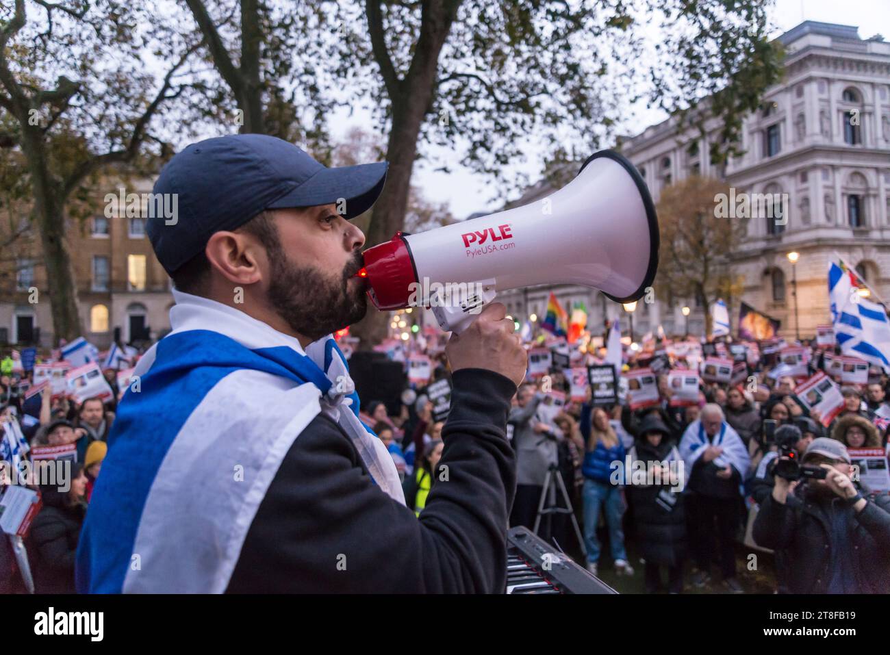 Ein Sprecher mit Megaphon: "Nie wieder ist jetzt" ein Gebet- und Protestveranstaltung in Whitehall, um Solidarität mit dem jüdischen Volk auszudrücken und zu stehen Stockfoto