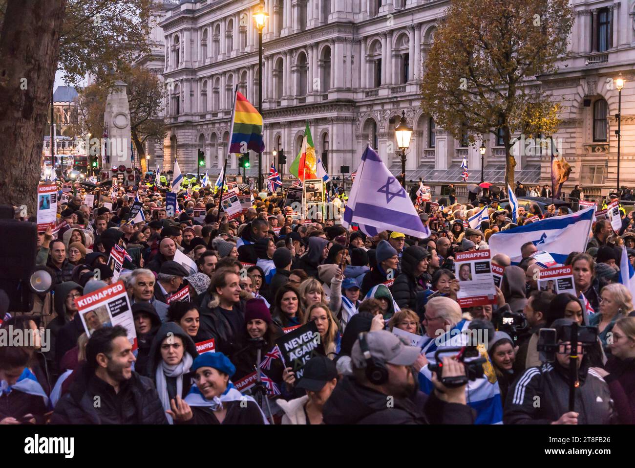 "Never Again is Now" ist eine Gebets- und Protestveranstaltung in Whitehall, um Solidarität mit dem jüdischen Volk auszudrücken und sich gegen Antisemitismus zu wehren. Stockfoto