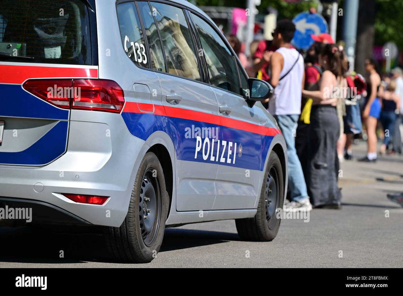 Polizeifahrzeug bei einer Großdemonstration (Regenbogenparade) in Wien, 17. Juni 2023 Stockfoto