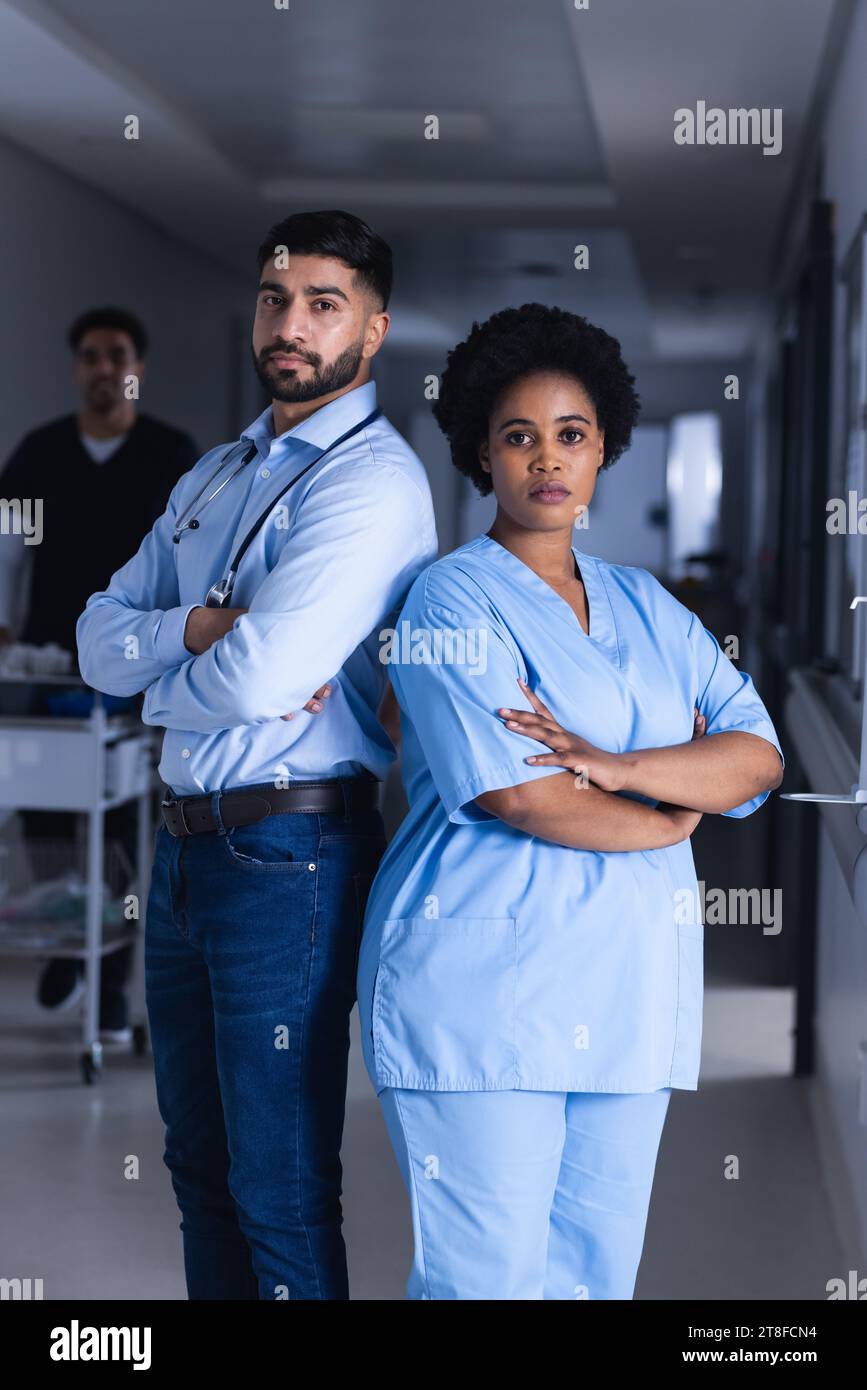 Porträt verschiedener Ärztinnen und Ärztinnen im Krankenhauskorridor Stockfoto