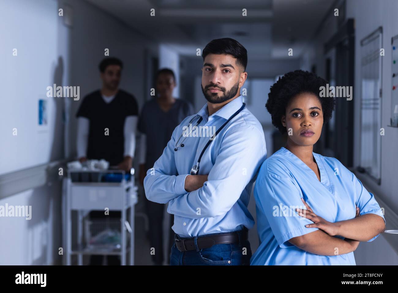 Porträt verschiedener Ärztinnen und Ärztinnen im Krankenhauskorridor Stockfoto