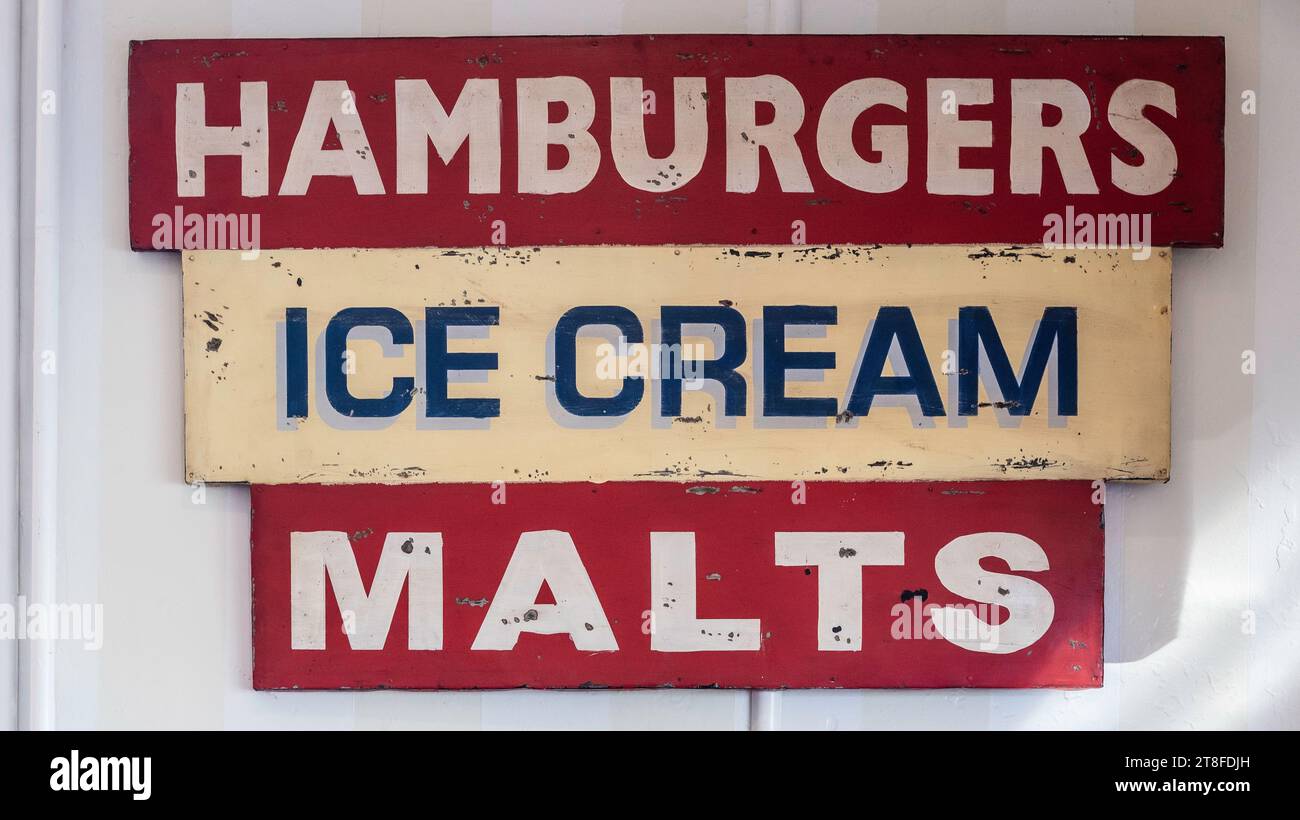 Schilder mit der Werbung „Hamburger, Eis und Malz“ von einem traditionellen amerikanischen Diner Stockfoto