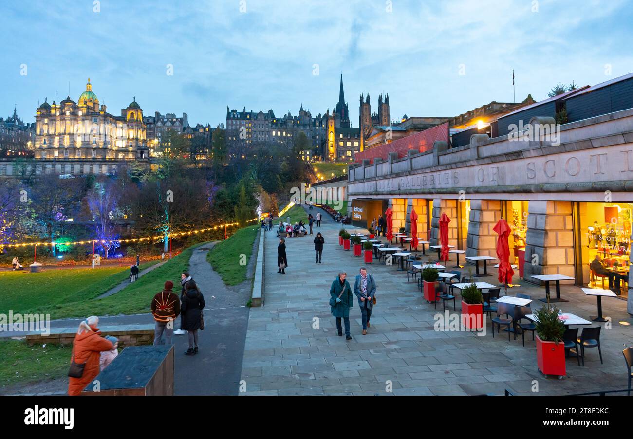 Blick auf die Altstadt von Edinburgh und die National Galleries of Scotland, Edinburgh, Schottland, Großbritannien Stockfoto