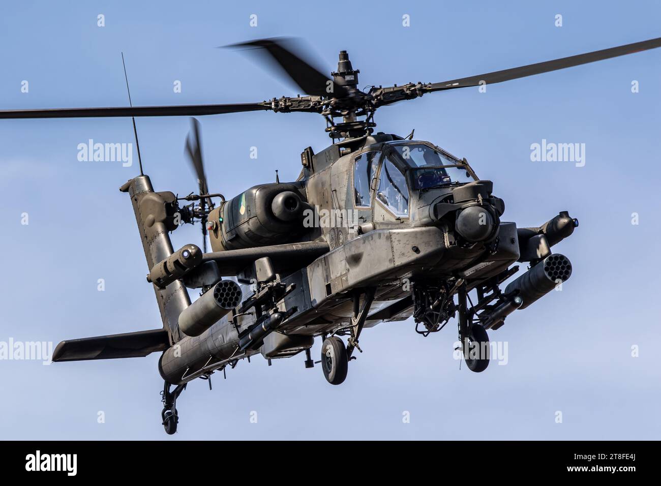 Boeing AH-64D Apache Attack Helicopter im Flug. Veluwe, Niederlande - 16. September 2023 Stockfoto