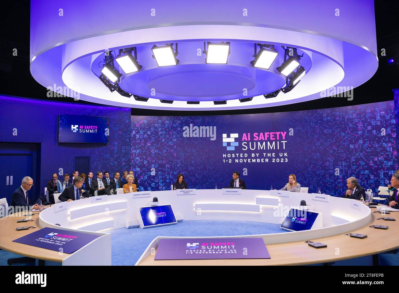 BLETCHLEY PARK, BUCKINGHAMSHIRE, ENGLAND, Vereinigtes Königreich - 02. November 2023 - Premierminister Rishi Sunak spricht mit Kamala Harris, Ursula von D. Stockfoto