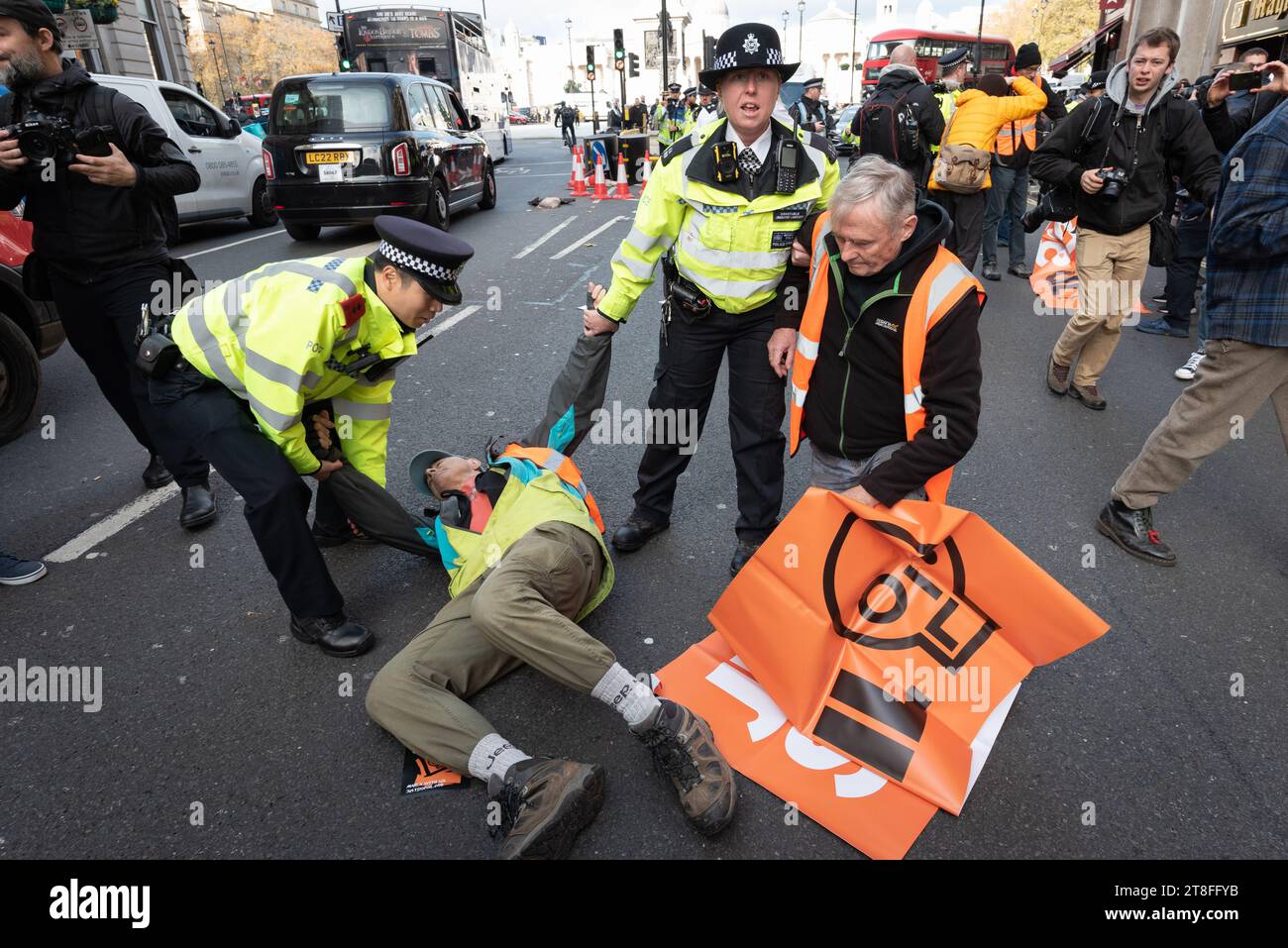 London, Großbritannien. 20. November 2023. Klimaaktivisten von Just Stop Oil versammeln sich auf dem Trafalgar Square, bevor sie versuchen, Whitehall zu verlangsamen und fordern ein Ende der neuen Lizenzen für die Förderung fossiler Brennstoffe in einem Klimanotstand. Die Polizei erließ schnell eine Mitteilung nach Abschnitt 7 und verhaftete diejenigen, die sich weigerten, die Straße unter neuen Anti-Protest-Befugnissen des Gesetzes über öffentliche Ordnung zu verlassen. Quelle: Ron Fassbender/Alamy Live News Stockfoto