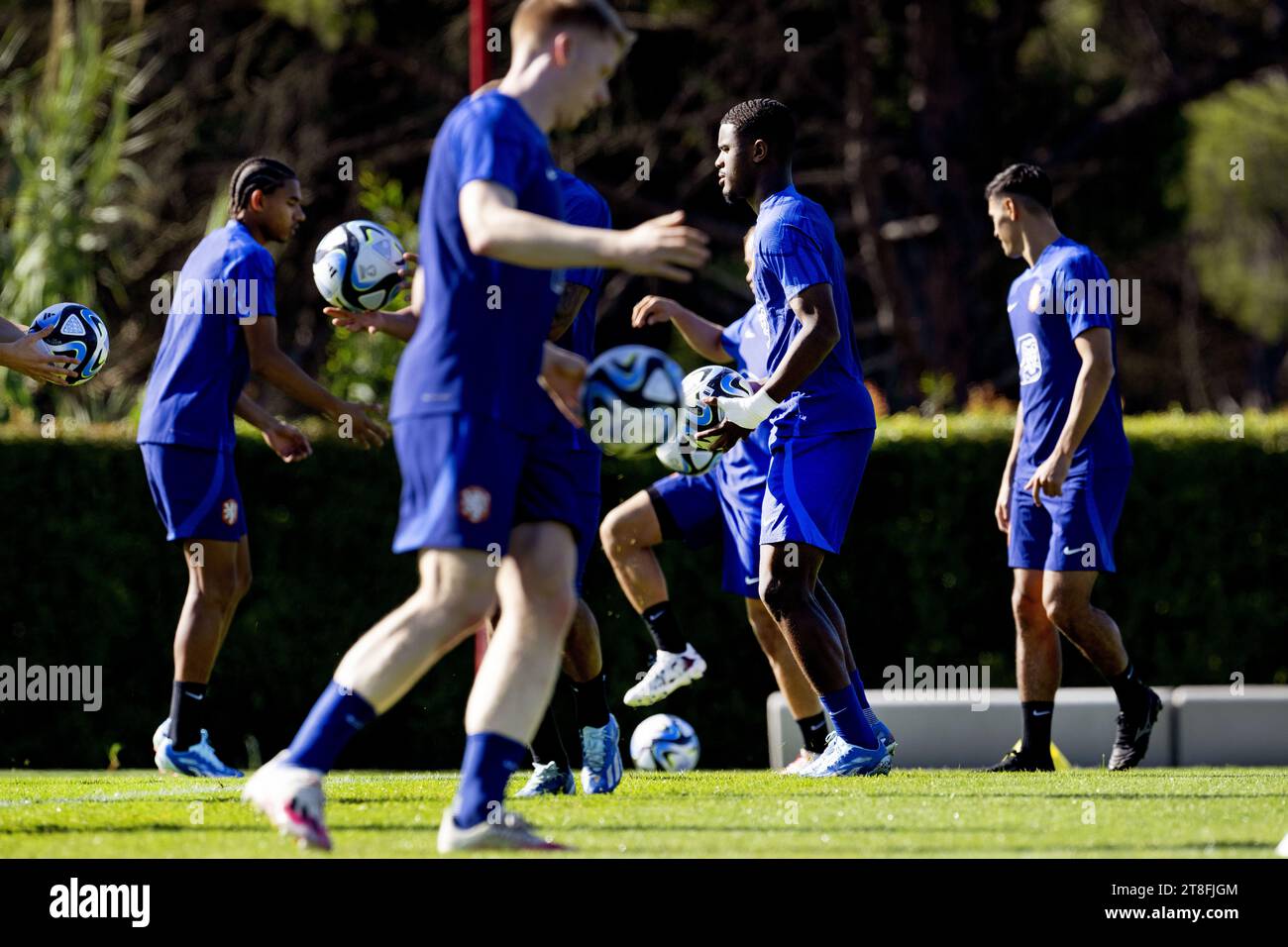 ALMANCIL - Jorrel Hato während eines Trainings der niederländischen Nationalmannschaft am 20. November 2023 in Almancil, Portugal. Die niederländische Nationalmannschaft bereitet sich auf das Qualifikationsspiel der Europameisterschaft gegen Gibraltar vor. ANP OLAF KRAAK Stockfoto