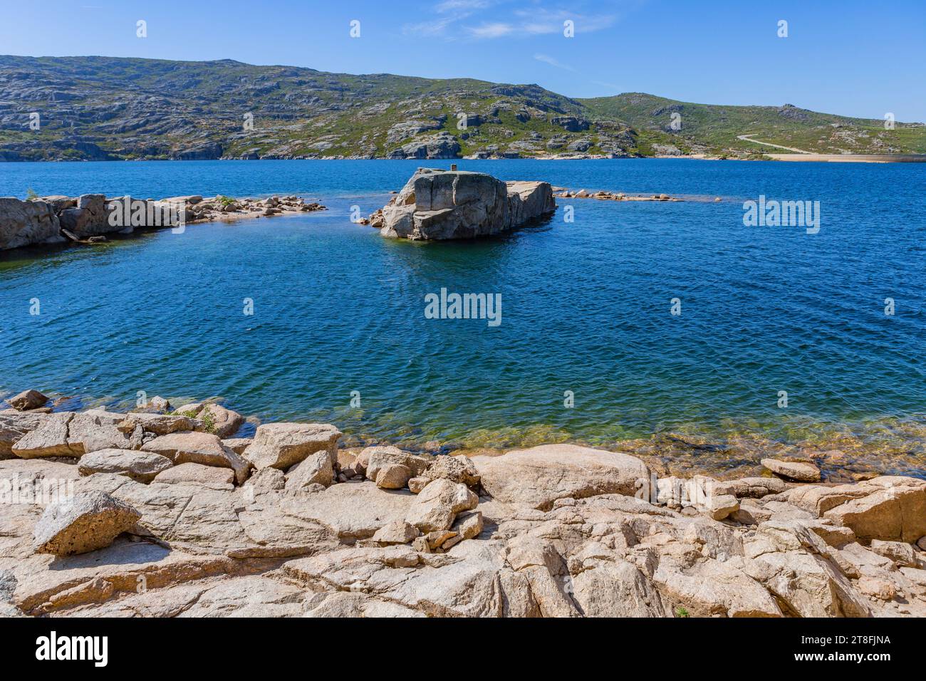 Lagoa Comprida (langer See) ist der größte See des Naturparks Serra da Estrela in Portugal. Stockfoto