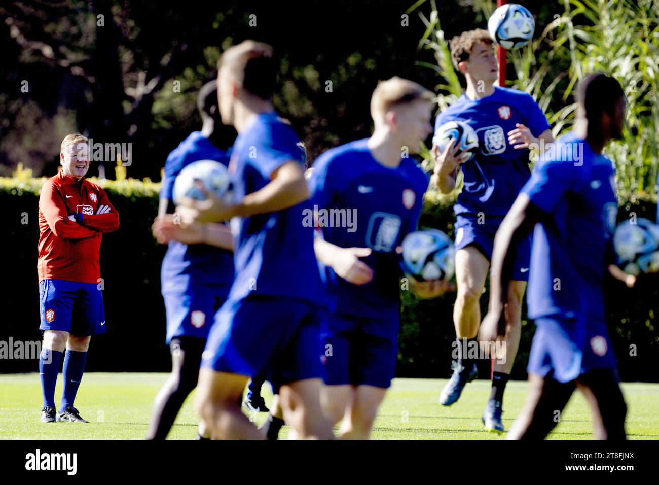 ALMANCIL - Ronald Koeman während eines Trainings der niederländischen Nationalmannschaft am 20. November 2023 in Almancil, Portugal. Die niederländische Nationalmannschaft bereitet sich auf das Qualifikationsspiel der Europameisterschaft gegen Gibraltar vor. ANP OLAF KRAAK Stockfoto