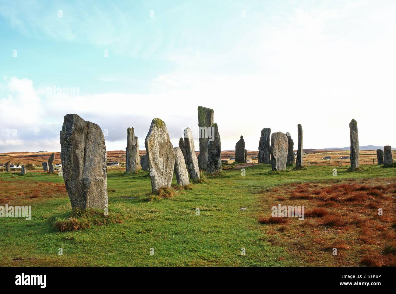 Ein Blick nach Osten auf den Zentralkreis und Monolith der Calanais Standing Stones auf der Isle of Lewis, Äußere Hebriden, Schottland. Stockfoto