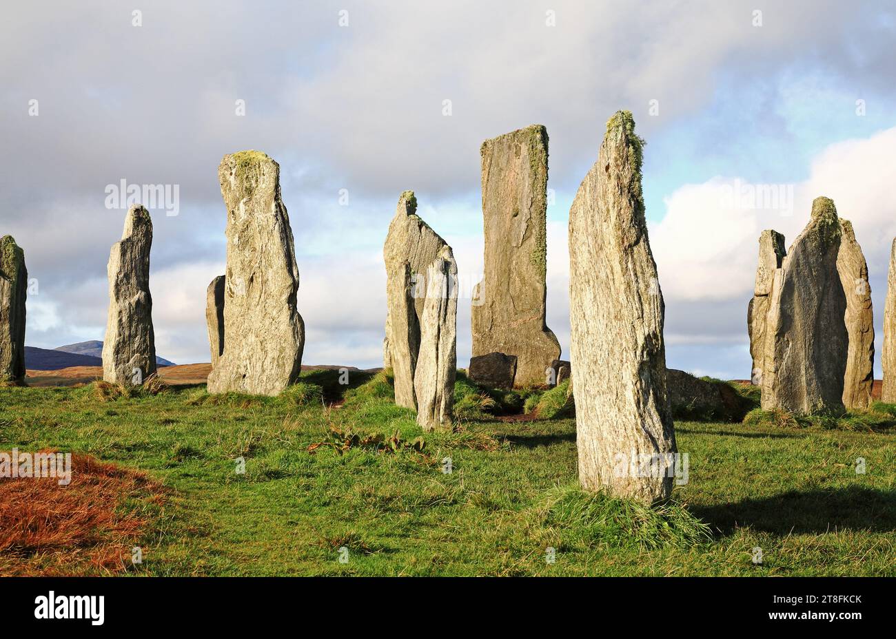Ein Blick auf den Mittelkreis mit 4,8 m Monolith an den Calanais Standing Stones auf der Isle of Lewis, Äußere Hebriden, Schottland. Stockfoto