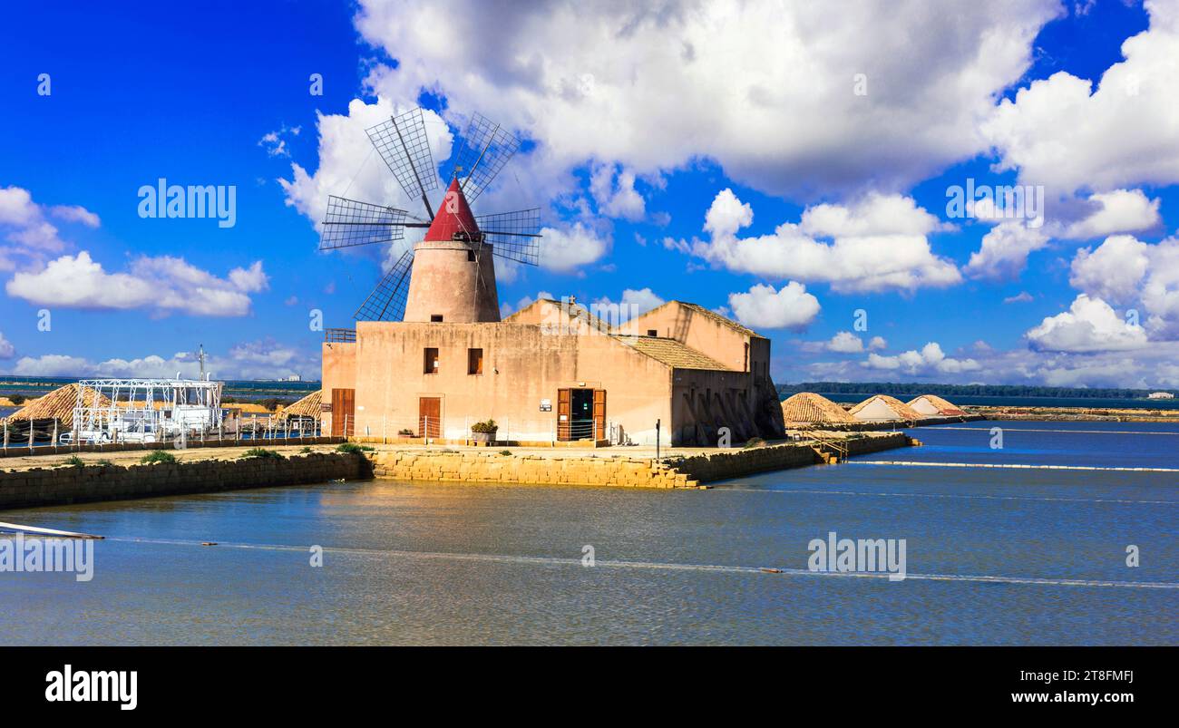 Sizilien Insel. Italien Reisen und Sehenswürdigkeiten - berühmte Salinen und Windmühlen von Marsala. Beliebte Touristenattraktion Stockfoto
