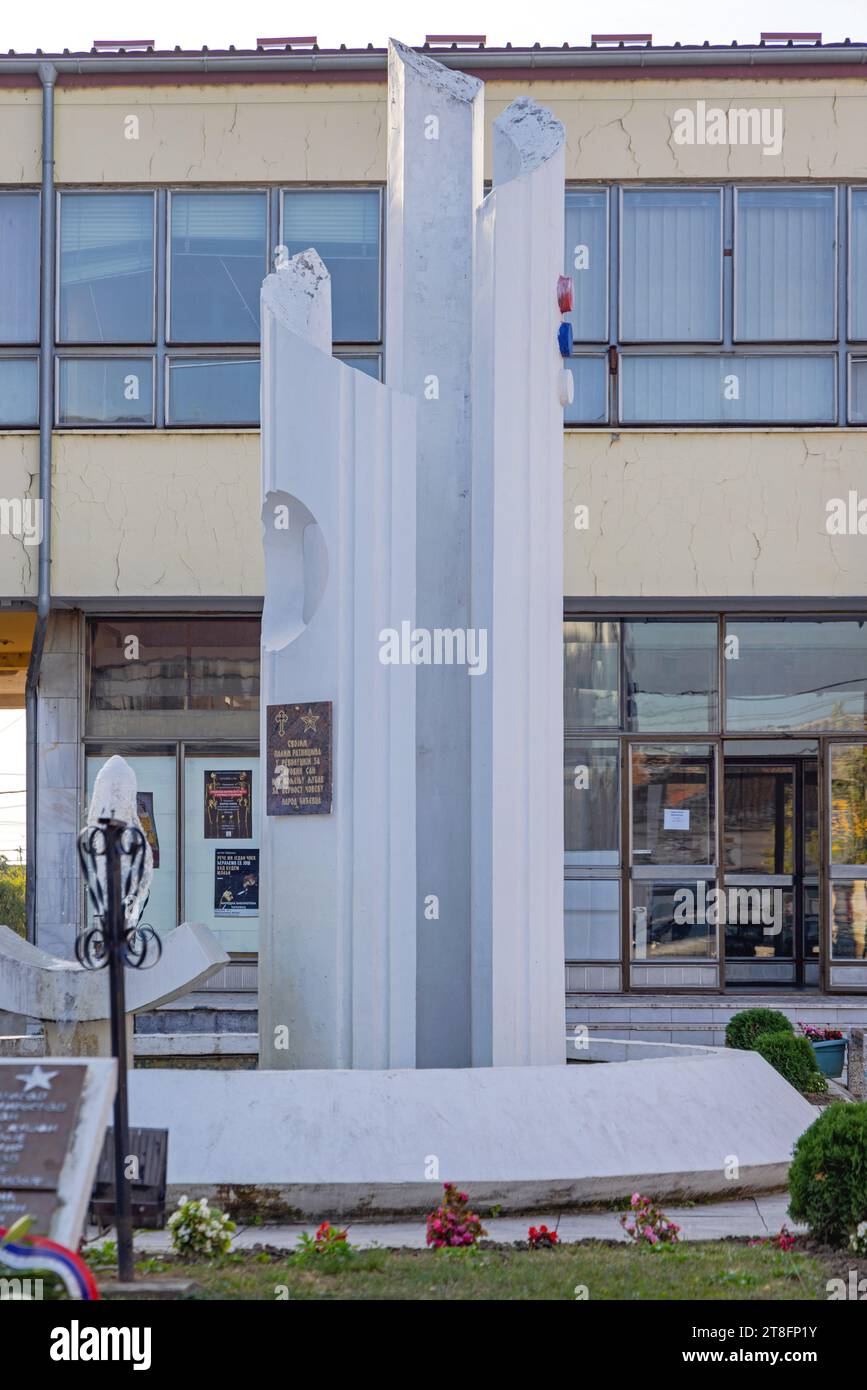 Cicevac, Serbien - 13. Oktober 2023: Denkmal des Weißen Säulen-Brunnens an die Srem-Front und an die Opfer des faschistischen Regimes von Autor Predrag Vertosek in der Stadt Stockfoto