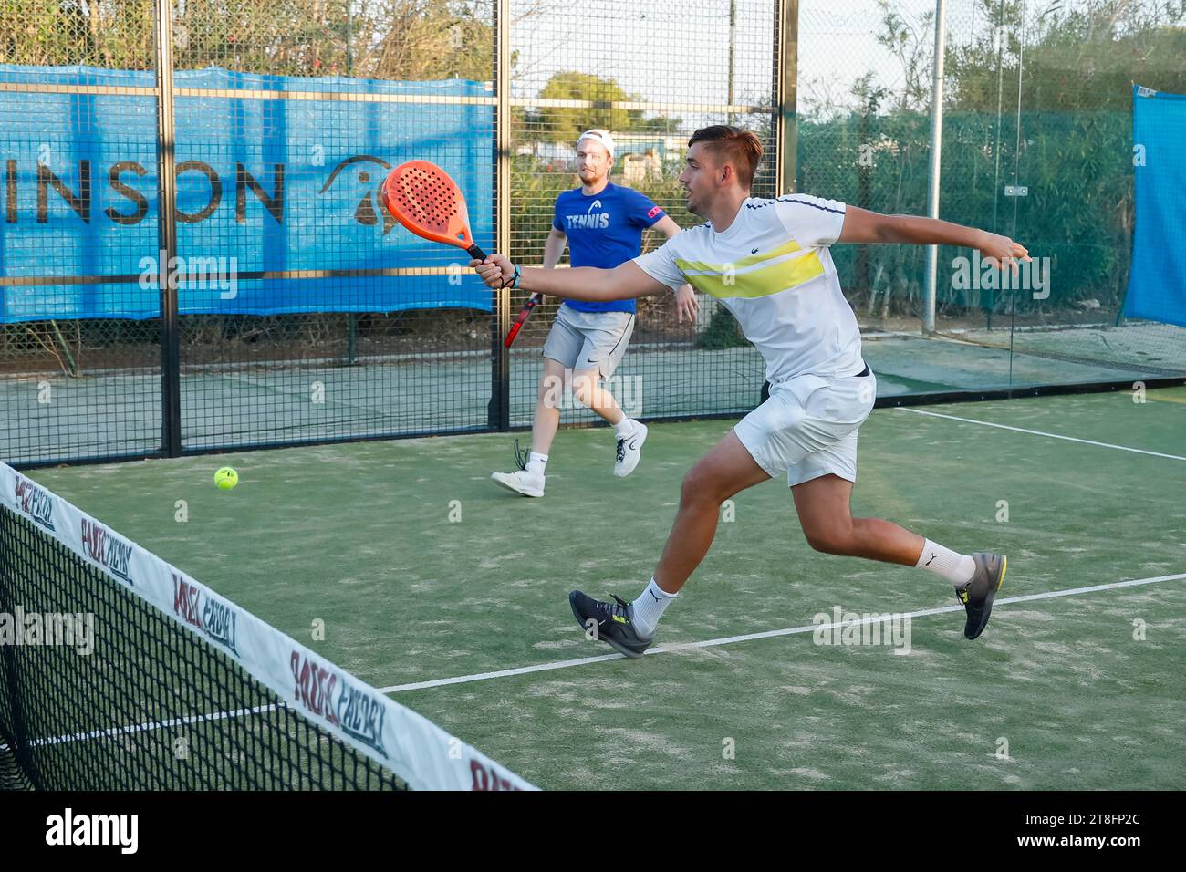 Zwei junge Männer spielen ein Padel-Match. Stockfoto