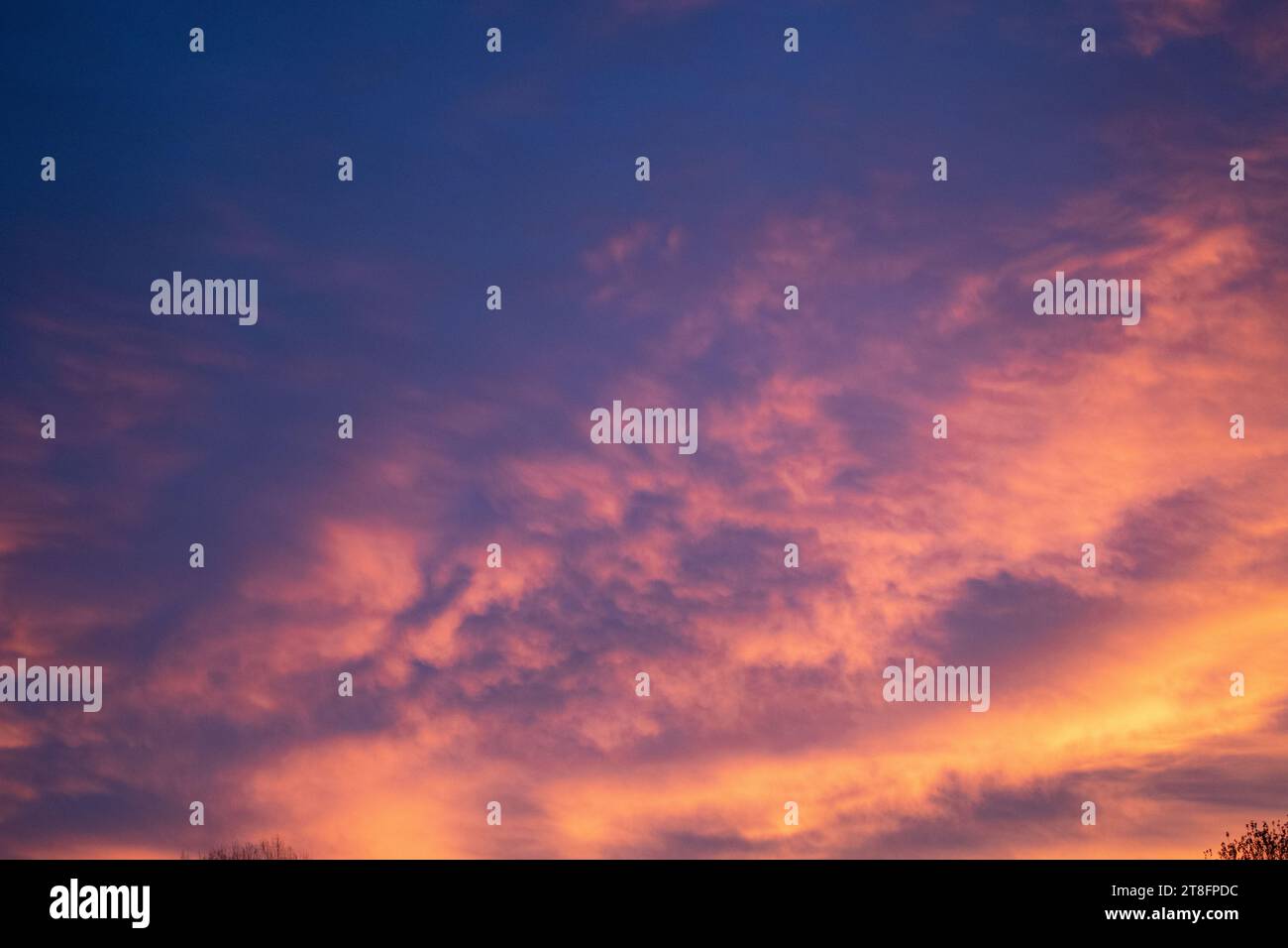 Himmel aus violettem und orangenem traumhaftem Hintergrund Stockfoto