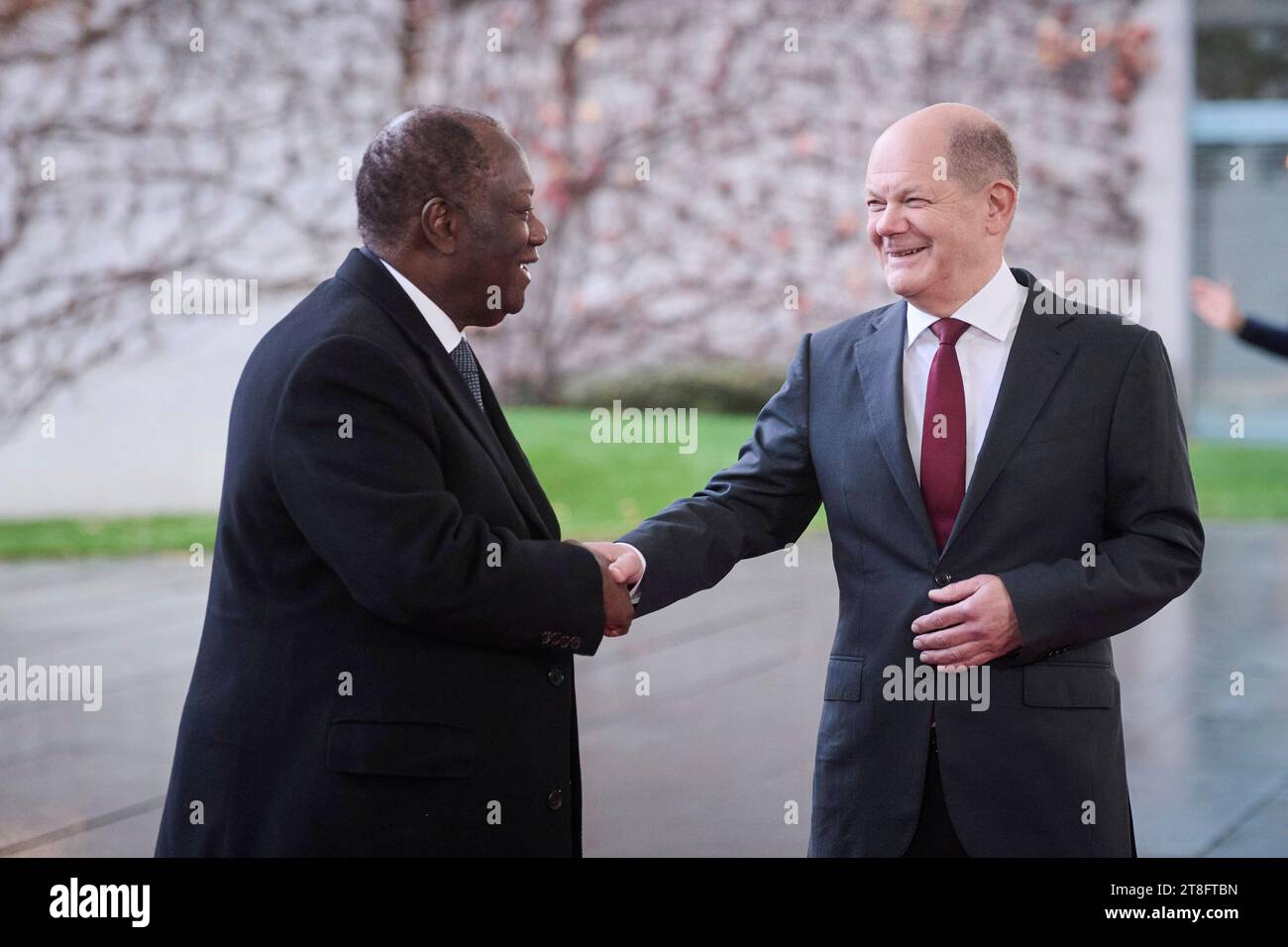 Berlin, Vorfahrt der Teilnehmer zum Compact mit Africa im Bundeskanzleramt Bundeskanzler Olaf Scholz SPD begrüßt. im Rahmen des Compact with Africa am 20.11.2023 im Bundeskanzleramt in Berlin. Berlin Bundeskanzleramt Berlin Deutschland *** Berlin, Teilnehmer nähern sich dem Pakt mit Afrika im Bundeskanzleramt Bundeskanzler Olaf Scholz SPD begrüßt Teilnehmer des Paktes mit Afrika am 20 11 2023 im Bundeskanzleramt Berlin Berlin Bundeskanzleramt Berlin Deutschland Credit: Imago/Alamy Live News Stockfoto