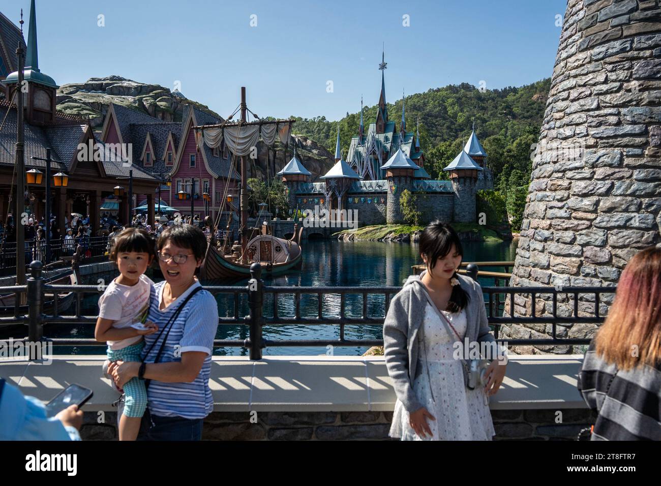 Hongkong, Hongkong. November 2023. Besucher posieren für Fotos bei World of Frozen im Disneyland Hong Kong am 20. November 2023 in Hong Kong, China. Heute eröffnet Hong Kong Disneyland offiziell seine World of Frozen Attraction. Es ist das weltweit erste „Frozen“-Themenland. (Foto: Vernon Yuen/NurPhoto) Credit: NurPhoto SRL/Alamy Live News Stockfoto