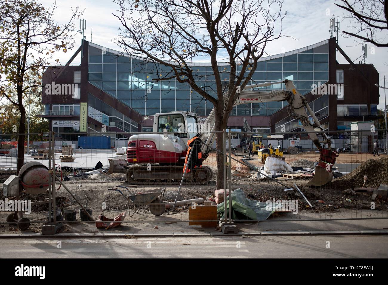 Belgrad, Serbien, 19. November 2023: Wiederaufbau des Parkplatzes vor dem Sportzentrum Pinki in Zemun Stockfoto