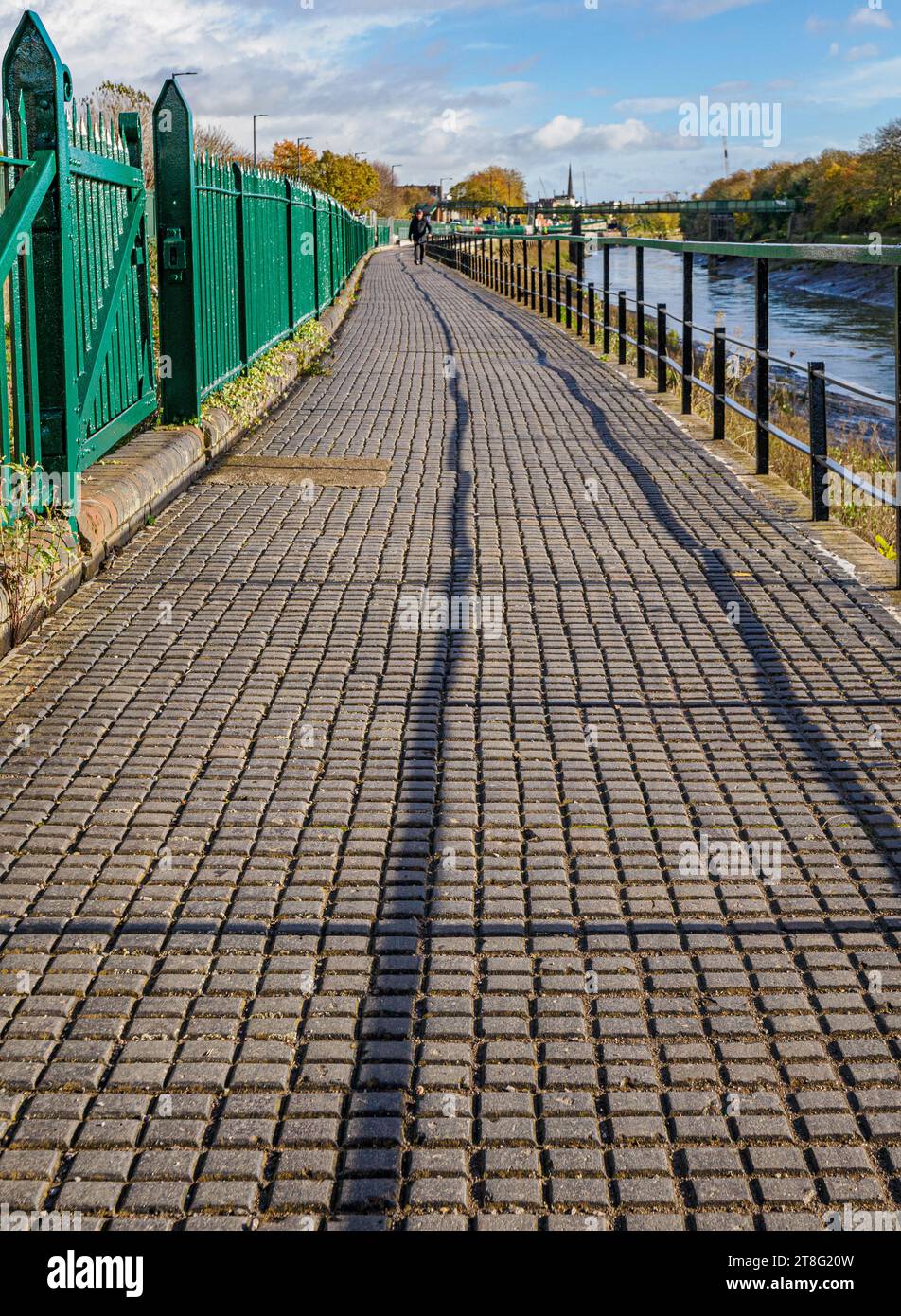 The Chocolate Path am Fluss Avon New Cut Bristol UK – benannt nach dem viktorianischen Bausteinpflaster, der an Schokoladenriegel erinnert Stockfoto