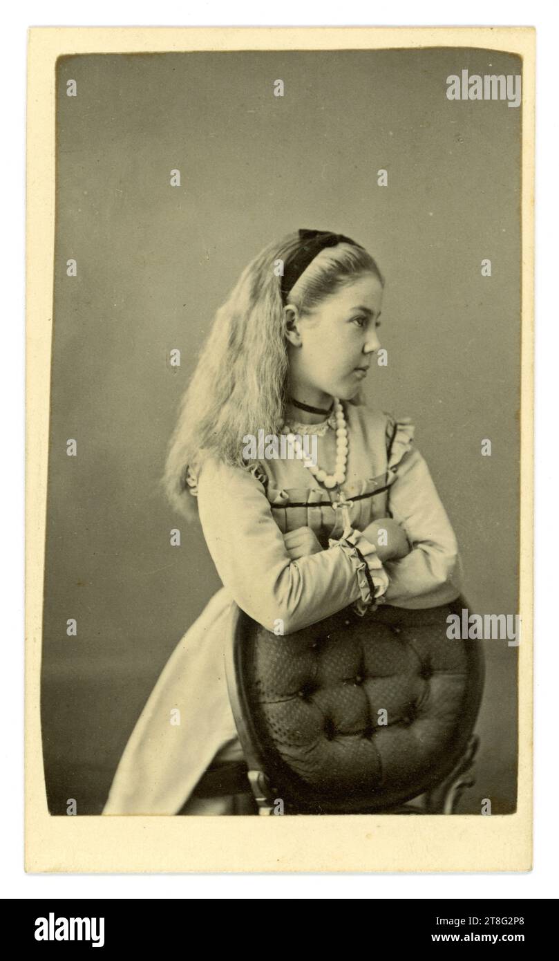 Originales viktorianisches CDV eines hübschen jungen Alice im Wunderland-Mädchens. Sie trägt eine Halskette aus weißen Perlen und ein Kreuz. Studio von John Waller, Pier Portrait Rooms, Whitby, Yorkshire, England, Großbritannien ca. 1865. Stockfoto