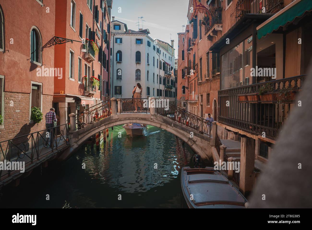 Malerischer Kanalblick auf das pulsierende Venedig, Italien - Wassertransport, Sightseeing, Shopping und Restaurants Stockfoto