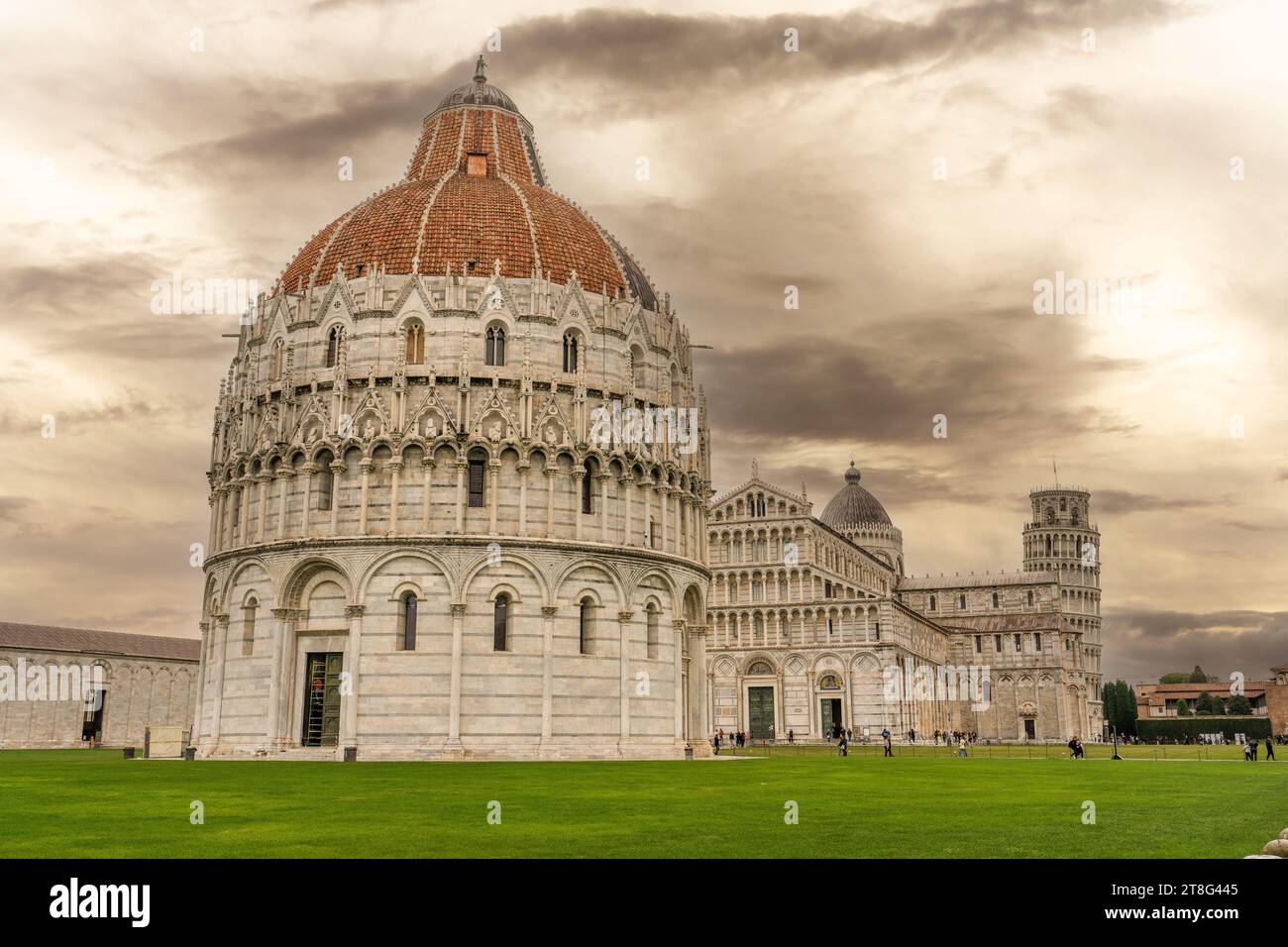 Pisa, Italien, 13. november 2023 - Battistero di San Giovanni (Baptistenkirche) auf der berühmten Piazza dei Miracoli (Wunderplatz) Stockfoto