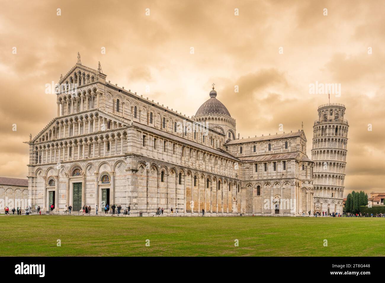 Pisa, Italien, 13. november 2023 - Schiefer Turm von Pisa und Dom von Pisa auf der berühmten Piazza dei Miracoli (Wunderplatz) Stockfoto