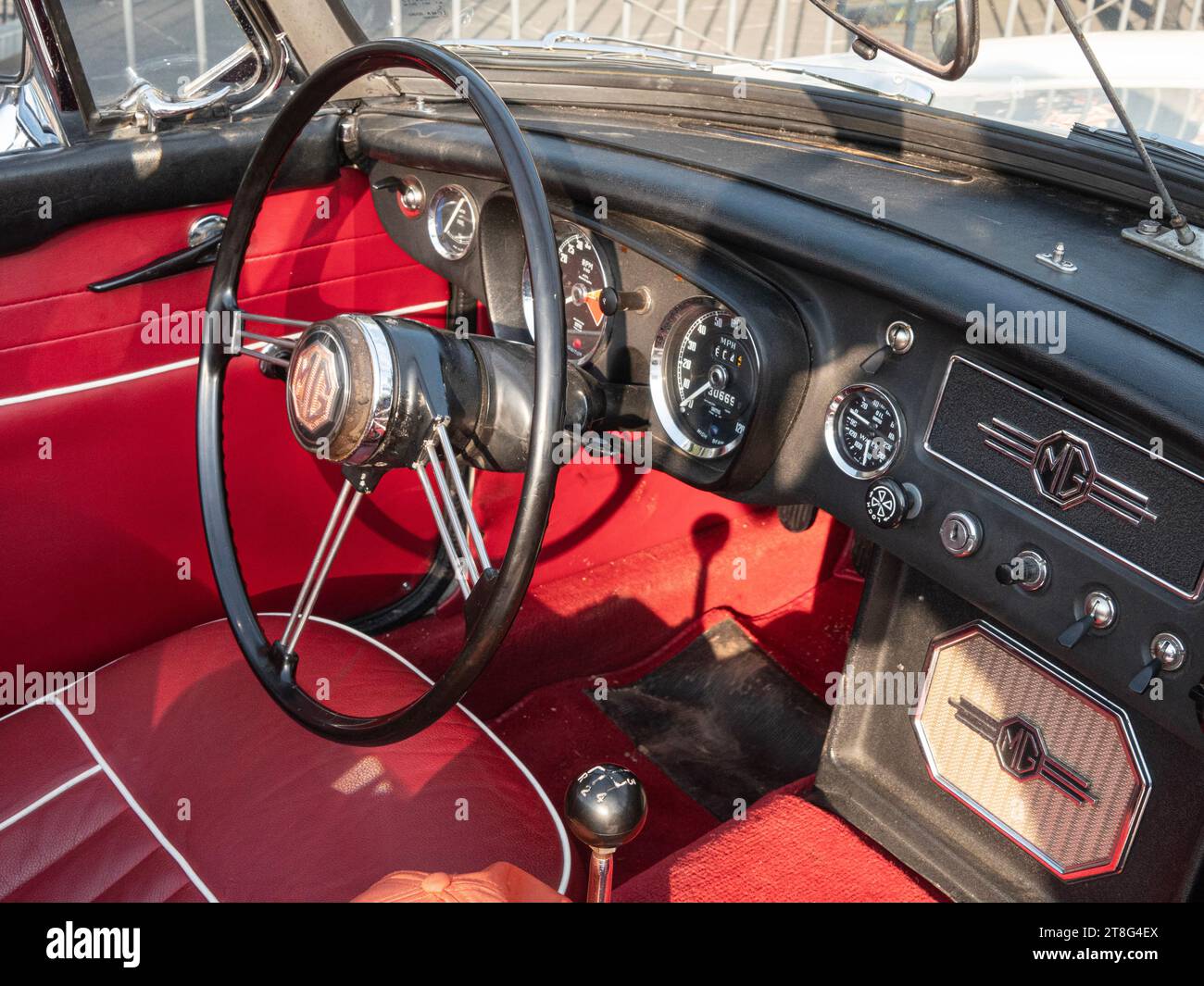 1967 MGB Roadster Oldtimer-Innenraum. Klassischer britischer MG-Sportwagen, Nahaufnahme mit Innenraum und Armaturenbrett. Nizza, Frankreich - 8. Juni 2023. Stockfoto