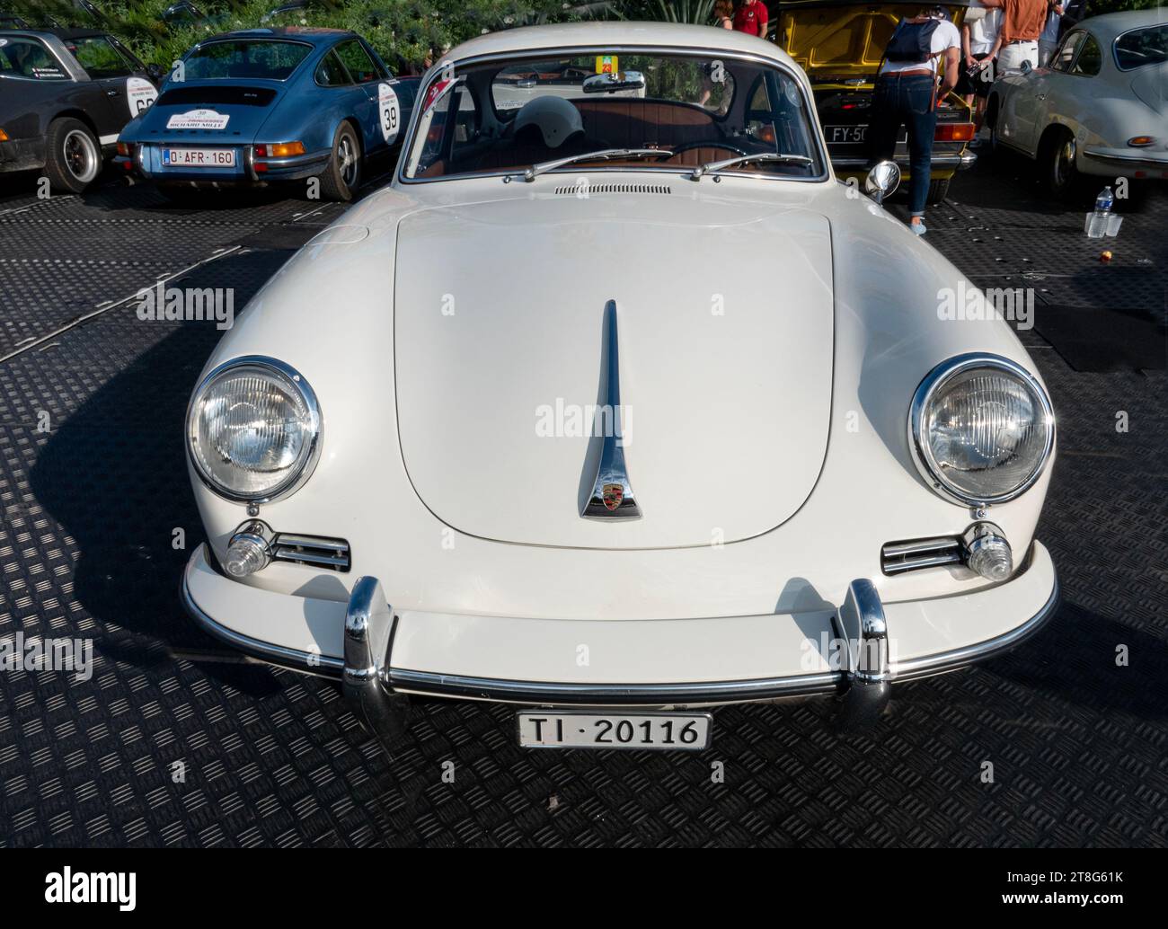 Weißer Vintage Porsche 356 BT6 Coupè Elfenbein, 1960er Jahre Vorderansicht. Nizza, Frankreich - 8. Juni 2023. Stockfoto