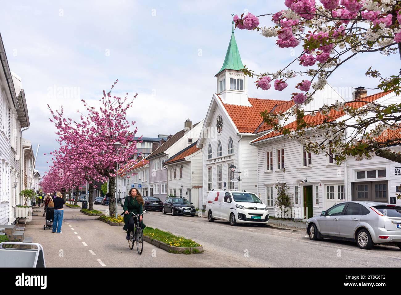 Historische Holzhäuser und Metodistkirken (Methodistenkirche) im Frühjahr, Rådhusgata, Kristiansand (Christiansand), Agder County, Norwegen Stockfoto