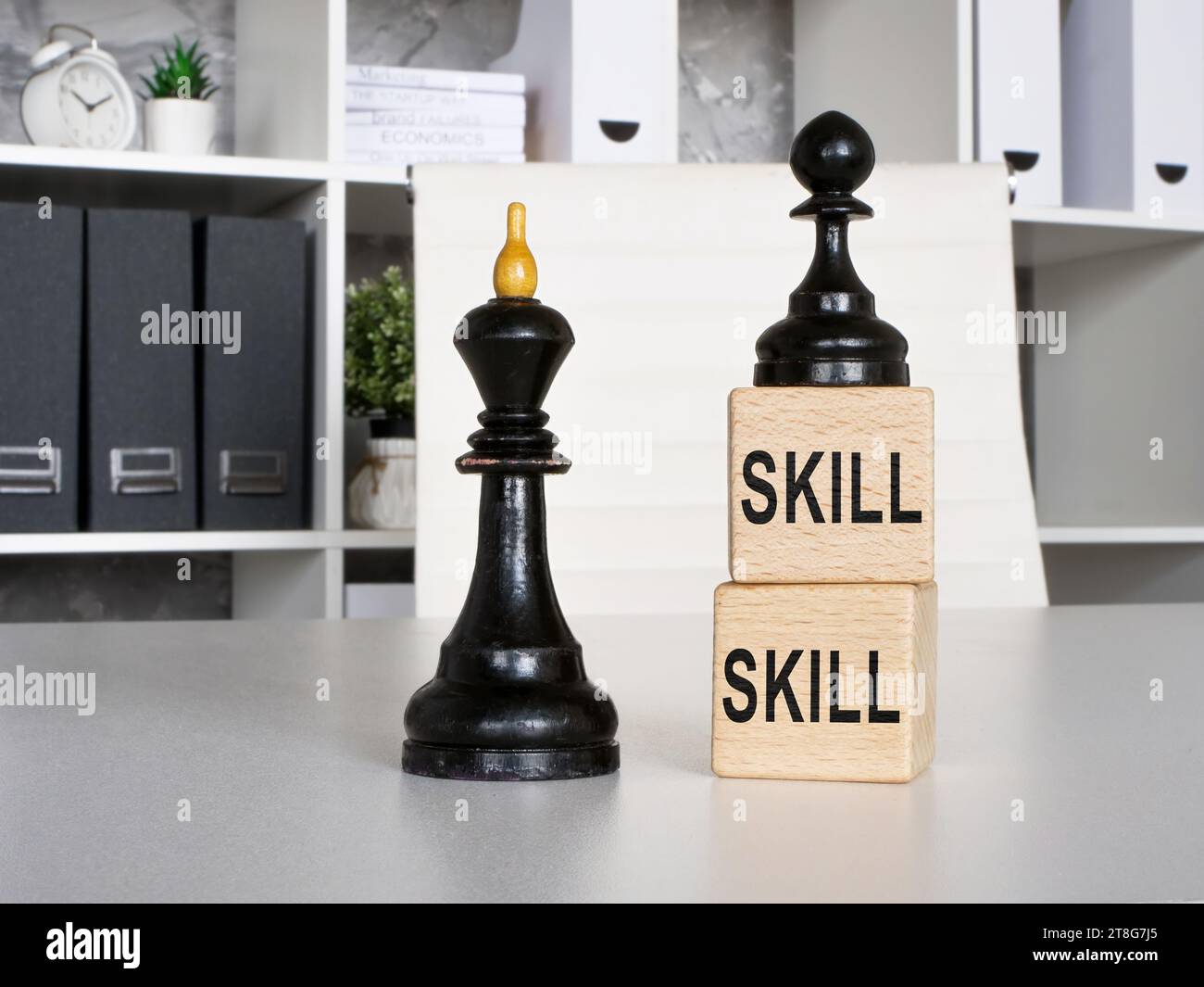 Suche nach Talenten und Bewertung von Mitarbeitern. Schachfiguren und Würfel mit Skills Schild. Stockfoto