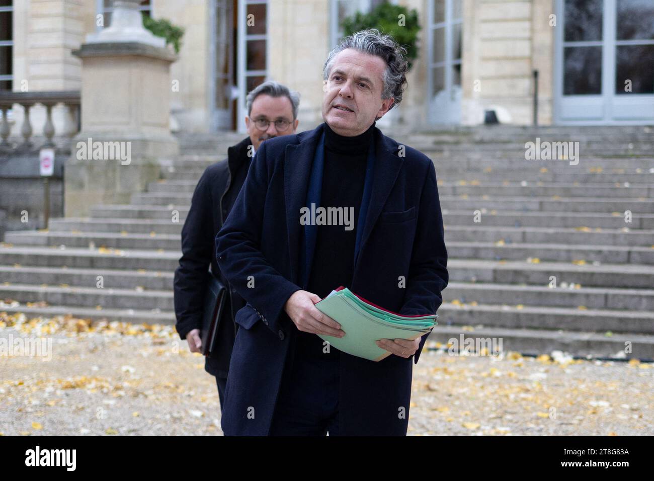 Der französische Minister für den ökologischen Übergang und den territorialen Zusammenhalt, Christophe Bechu, kommt am 20. November 2023 im Rahmen des Interministeriellen Ausschusses für Kinder (CIE) im Hotel Matignon in Paris an, um den neuen Plan der Regierung zur Bekämpfung von Gewalt gegen Kinder für den Zeitraum 2023-2027, im Rahmen des Internationalen Kinderrechtstages. Der dritte interministerielle Ausschuss für Kinder ist eine Behörde, die im November 2022 gegründet wurde, um eine "transversale Vision der Kinderpolitik" zu entwickeln, die im Juni 2023 erneut zusammentrat. Foto: Raphael Lafargue/ABACAPRESS.COM Stockfoto