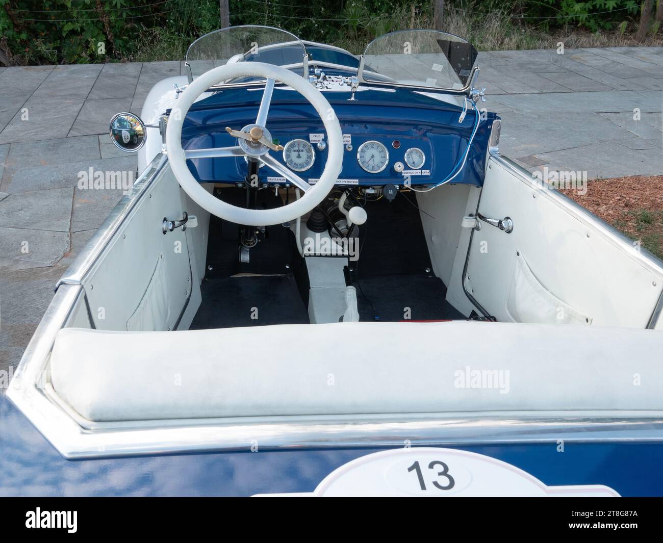 Innenraum, Lenkrad und Armaturenbrett vom klassischen deutschen Roadster DIXI - BMW da 2 Typ Ihle 600 Sport Cabriolet ab ca. 1935. Aus Sicht von f Stockfoto