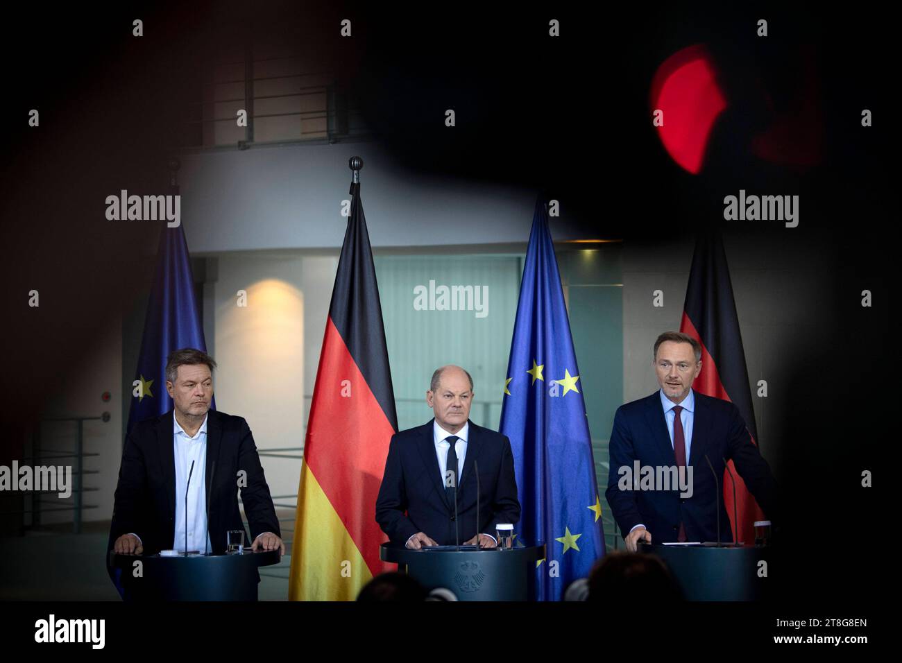 Robert Habeck, Olaf Scholz, Christian Lindner DEU, Deutschland, Allemande, Berlin, 15.11.2023 Robert Habeck, Bundesminister für Wirtschaft und Klimaschutz und Vizekanzler, Buendnis 90 die Gruenen, Olaf Scholz, Bundeskanzler SPD, und Christian Lindner, Bundesfinanzminister FDP v.l.n.r., waehrend der Pressekonferenz im Bundeskanzleramt in Berlin Deutschland. Am Tag als das Bundesverfassungsgericht erklaert der Nachtragshaushalt 2021 ist verfassungswidrig en: Robert Habeck, Bundesminister für Wirtschaft und Klimaschutz und Vizekanzler, Buendnis 90 die Gruenen, Olaf Scholz Stockfoto