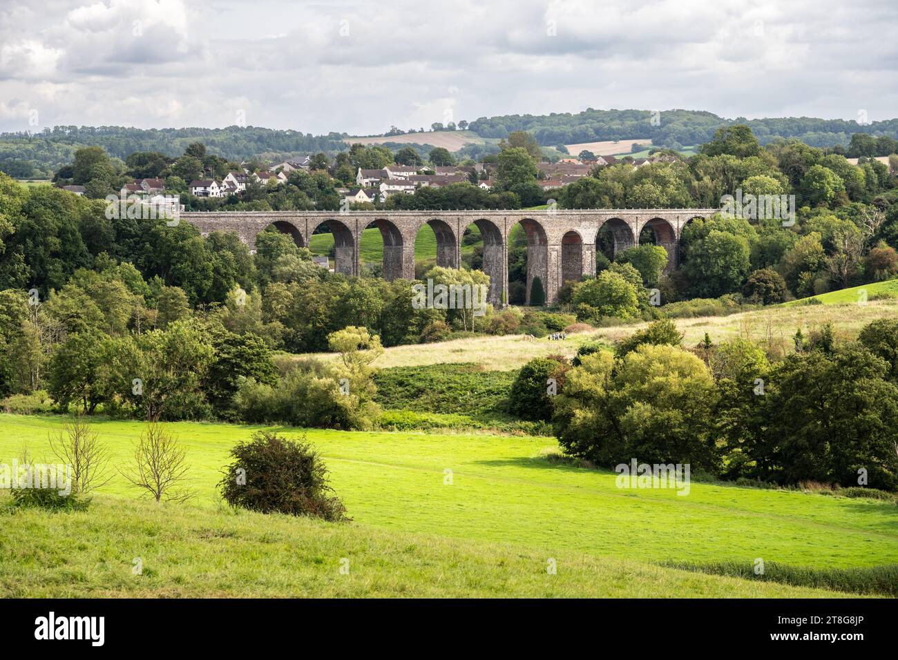 Das stillgelegte Eisenbahnviadukt in Pensford durchquert die landwirtschaftlich genutzte Landschaft des Chew Valley von Somerset. Stockfoto